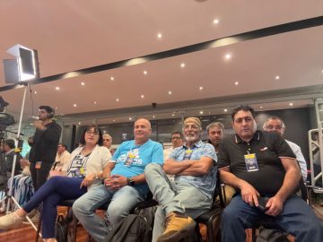 LECTURA DE FOTO: Al centro, Hernán Cortes, presidente de la Alianza Nacional para la Defensa de Pesca Artesanal, en compañía de otros dirigentes del sector. Detrás, los representantes de la Industria.