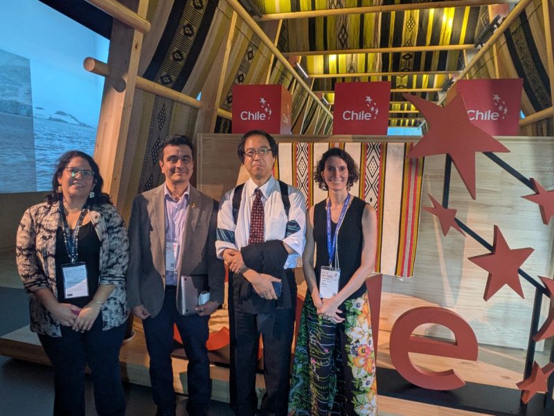 Equipo CATA – Depto. Astronomía U. de Chile. En la foto: Elise Servajean, Gerenta General de CATA; Laura Pérez, Investigadora Principal CATA y académica U. de Chile; Walter Max-Moerbeck, Investigador Asociado CATA y académico U. de Chile; y representante Osaka 2025.